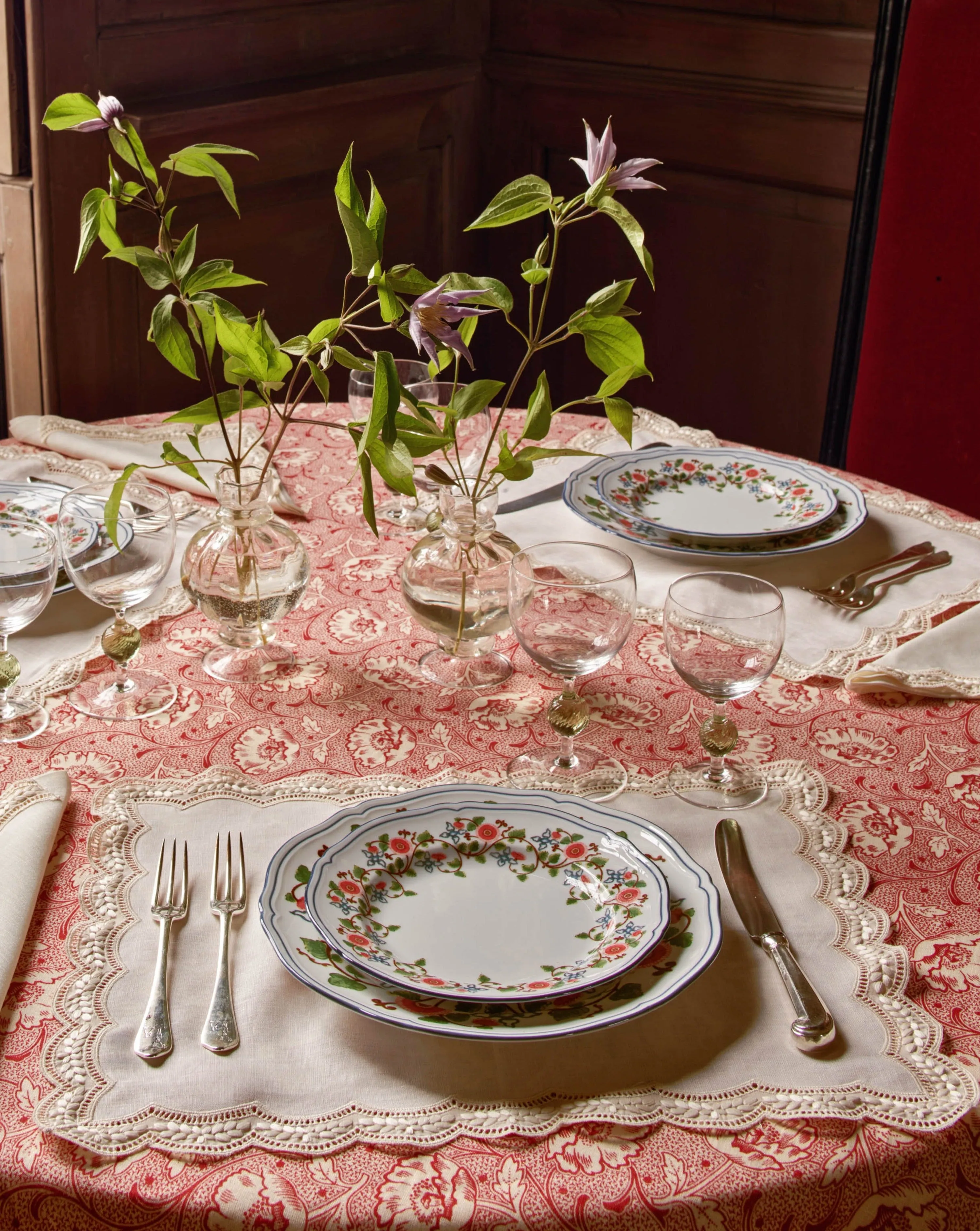 Emilia Scallop Embroidered Placemat
