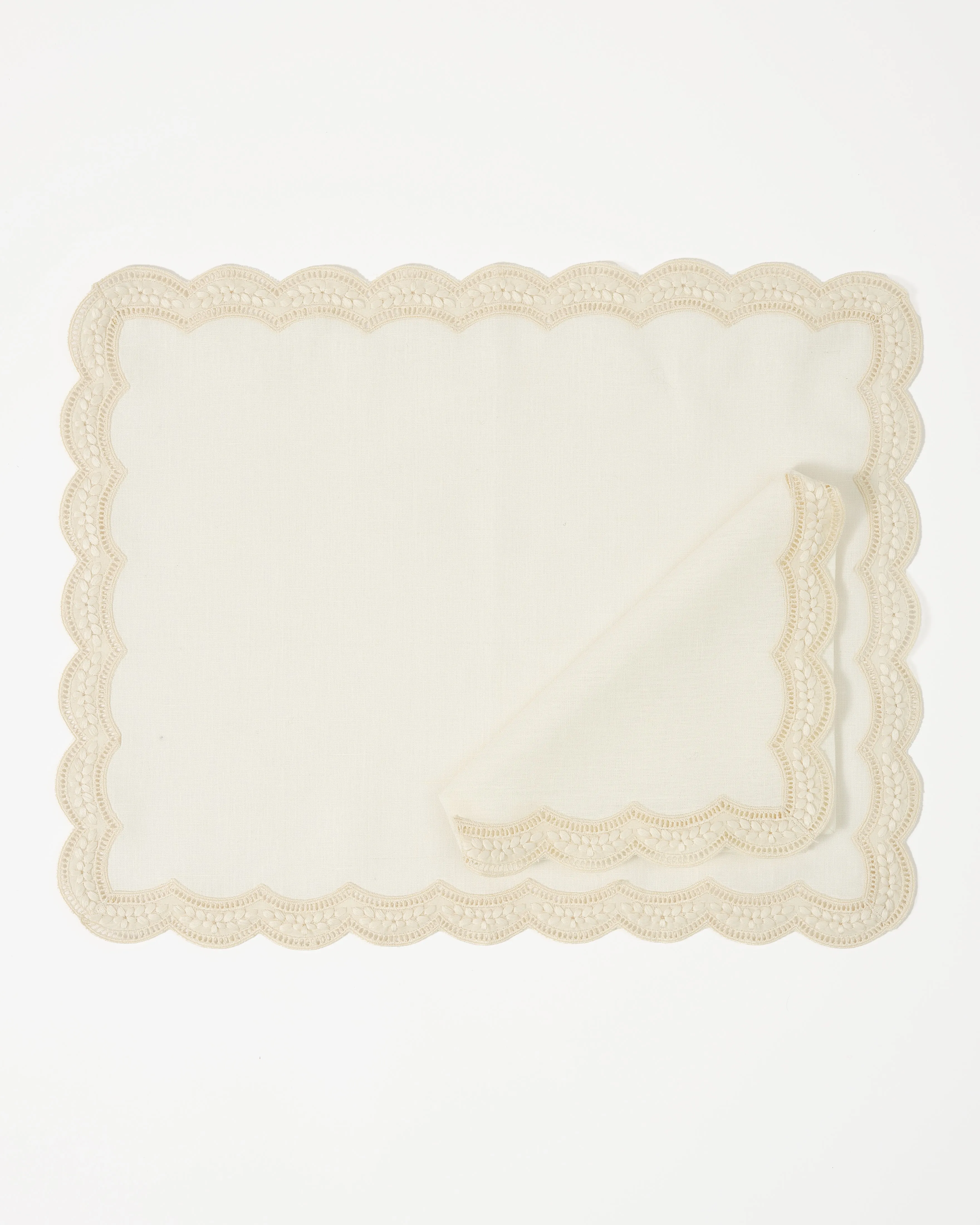 Emilia Scallop Embroidered Placemat